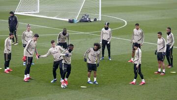 Vinicius protege un bal&oacute;n presionado por Jovic y ante la mirada de Marcelo en el entrenamiento del Real Madrid previo al partido de Liga ante Osasuna.