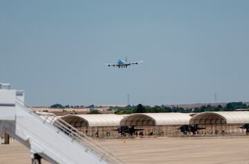 El presidente de los Estados Unidos ha aterrizado en la base aérea de Torrejón de Ardoz para acudir a la cumbre de la OTAN. Biden ha llegado a España en su avión Air Force One, blindado incluso ante una explosión nuclear y capaz de repostar desde el aire. El presidente estadounidense ha sido recibido por el rey Felipe VI al bajar del avión.