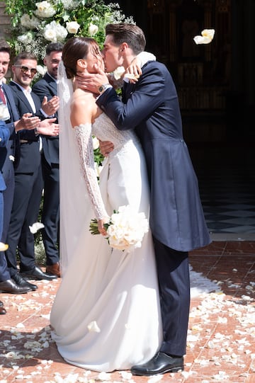 Andrea Martínez y Kepa Arrizabalaga salen de la iglesia ya convertidos en marido y mujer.
