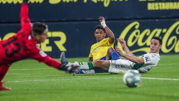 Lozano, del Cádiz, mira como su remate se marcha fuera por poco.