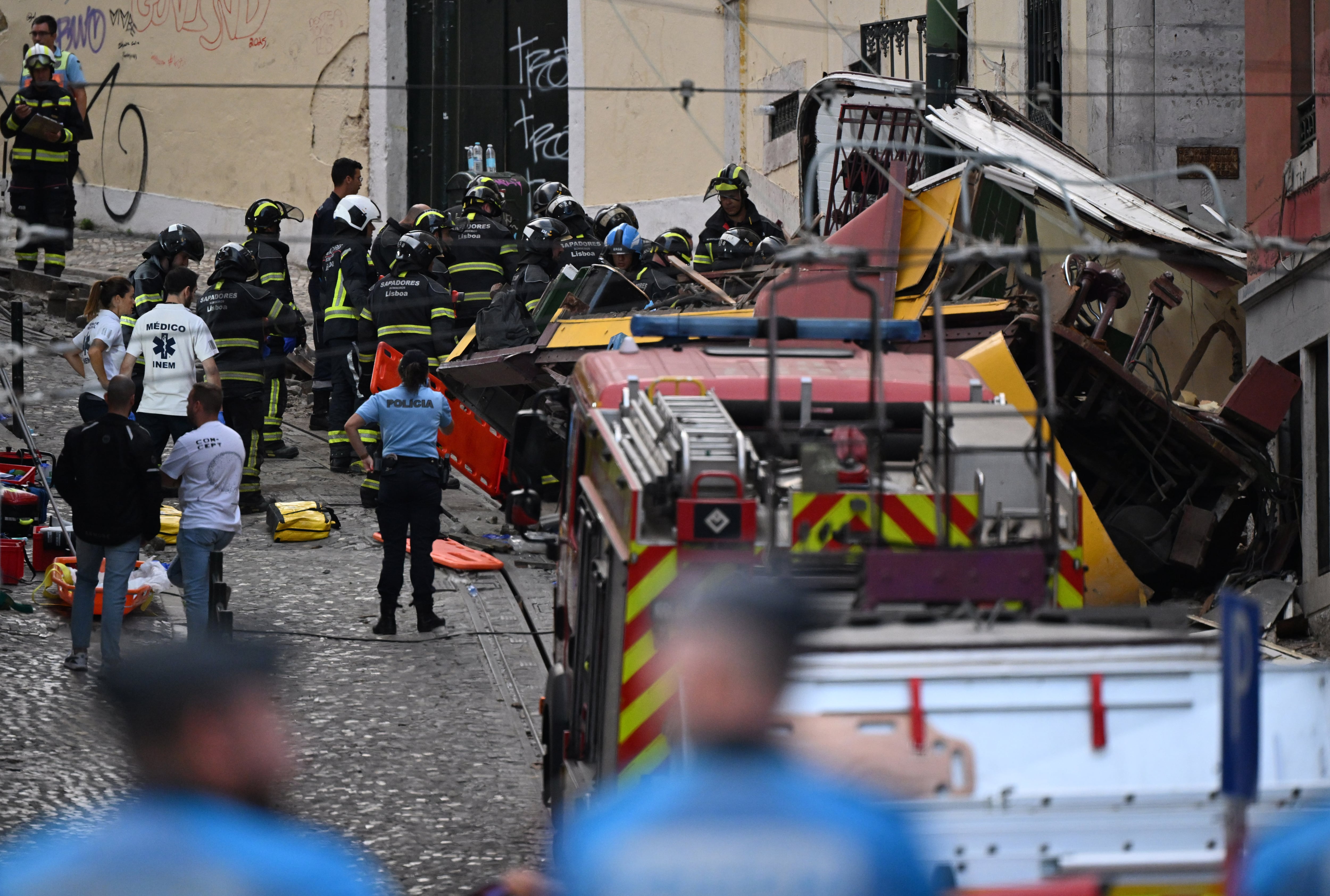 Lisboa Lift Gloria Lift, que conecta restaurantes con Royal Prince, descarriló un edificio contra un edificio el miércoles en Calcada da Gloria. Según los bomberos desplazados, muchas víctimas del accidente, incluidas lesiones graves. Los medios portugueses confirman la existencia de 15 muertes.