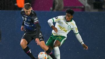 Independiente del Valle's Argentine defender Mateo Carabajal (L) and Palmeiras' forward Endrick (R) fight for the ball during the Copa Libertadores group stage first leg football match between Ecuador's Independiente del Valle and Brazil's Palmeiras at the Banco Guayaquil Stadium in Quito on April 24, 2024. (Photo by Rodrigo BUENDIA / AFP)