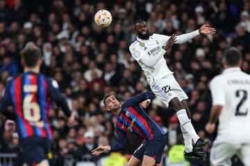 Rüdiger pelea un balón de cabeza ante Ferrán Torres.