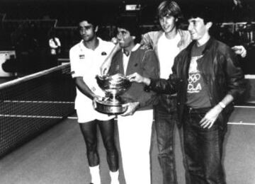 Manolo Santana capit¨¢n de la Copa Davis junto a Emilio S¨¢nchez Vicario y Sergio Casal.