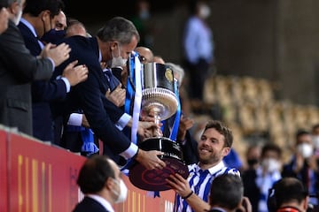 Su Majestad el Rey Felipe VI entregó la Copa del Rey a Asier Illarramendi.