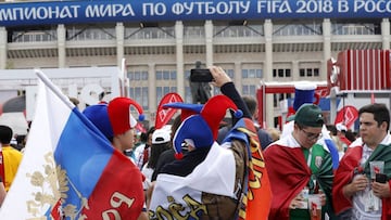 Moscow (Russian Federation), 14/06/2018.- Fans arrive to the Luzhniki stadium for the FIFA World Cup 2018 group A preliminary round soccer match between Russia and Saudi Arabia in Moscow, Russia, 14 June 2018. (Mundial de F&uacute;tbol, Arabia Saudita, Mosc&uacute;, Rusia) EFE/EPA/FELIPE TRUEBA