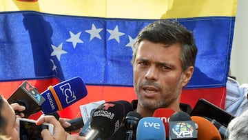 (FILES) In this file photo taken on May 02, 2019, Venezuelan high-profile opposition politician Leopoldo Lopez speaks outside the Spanish embassy in Caracas, where he sought refuge since claiming to have been freed from house arrest two days ago by rebel military personnel. - Leopoldo Lopez, a key Venezuelan opposition figure who has been holed up at the Spanish ambassador&#039;s residence in Caracas for the past 18 months, has left the embassy and fled the country, his father told AFP on October 24, 2020. (Photo by Juan BARRETO / AFP)