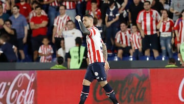 AMDEP647. ASUNCIÓN (PARAGUAY), 17/10/2023.- Antonio Sanabria de Paraguay celebra un gol hoy, en un partido de las Eliminatorias Sudamericanas para la Copa Mundial de Fútbol 2026 entre Paraguay y Bolivia en el estadio Defensores del Chaco en Asunción (Paraguay). EFE/ Cesar Olmedo
