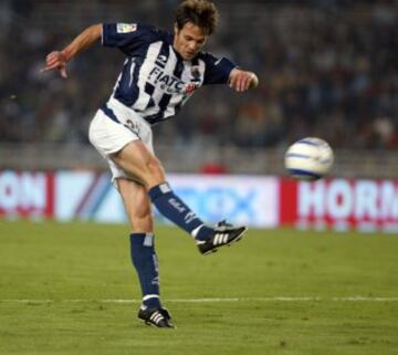 Es el hijo mayor del que fuera tambi谷n futbolista y entrenador Periko Alonso. Debut車 con el primer equipo de la Real Sociedad en Primera divisi車n el 22 de abril de 2001.