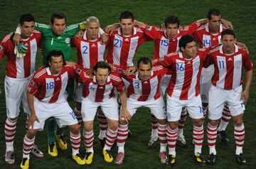 Las novedades en el equipo paraguayo eran el regreso al centro de campo de ‘El topo’ Cáceres por Ortigoza, Cáceres era un buen recuperador de balones en el centro del campo guaraní, y no había jugado ante Japón al estar sancionado. Se asociaba bien con Barreto, aunque con Martino, éste se tiraba a una banda. También la presencia de Verón en el lateral derecho, así como la delantera: de jugar con tres ante los japoneses (Santa Cruz, Barrios y Benítez), a hacerlo con dos nuevos: Cardozo y Valdés.