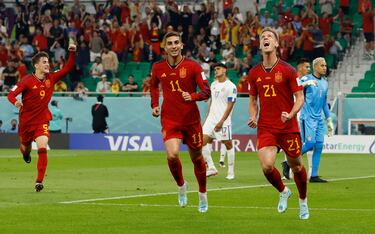 Celebración del Dani Olmo después de marcar su primer gol contra Costa Rica en el partido del Mundial de Qatar 2022.