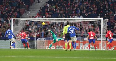 1-1. Centro de Luis Milla, control Mason Greenwood,  dispara, despeja Jan Oblak y Borja Mayoral remata de cabeza el rechace y manda el balón a la red.