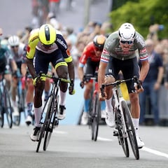 Van der Poel se enfunda el primer rosa en una llegada loca