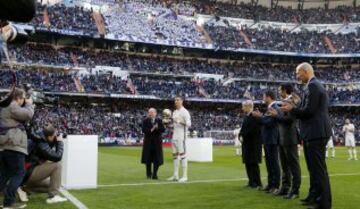 Paco Gento entrega el Balón de Oro a Cristiano.