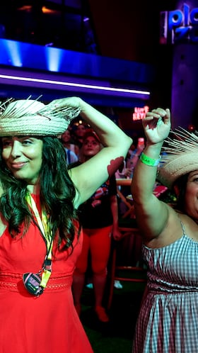 Un video viral en redes sociales mostró el ambiente en un restaurant de San Juan en cuanto comenzó el Halftime Show protagonizado por el boricua.