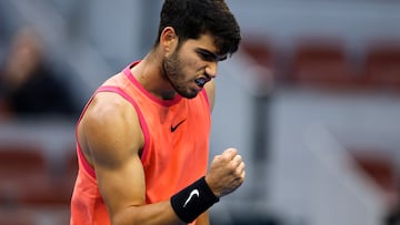 Carlos Alcaraz , durante su partido contra Karen Khachanov en el China Open.