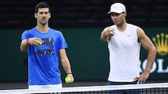 Novak Djokovic y Rafa Nadal, durante un entrenamiento previo al Par&iacute;s Rolex Masters.