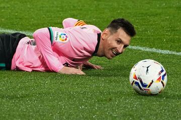 Leo Messi, tirado en el suelo, mira fijamente el bal¨®n durante un encuentro entre el Barcelona y el Valladolid.