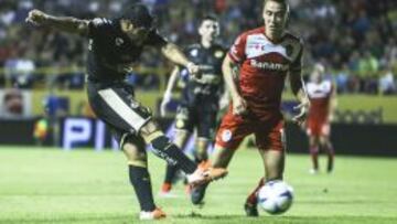 Toluca logr&oacute; revirtir un marcador adverso con un tanto de Carlos Gerardo Rodr&iacute;guez (derecha)