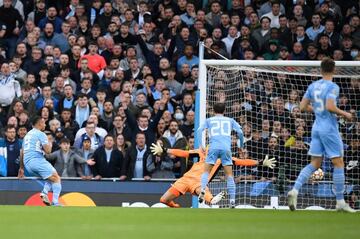 Gabriel Jesus bate a Courtois y firma el 2-0.