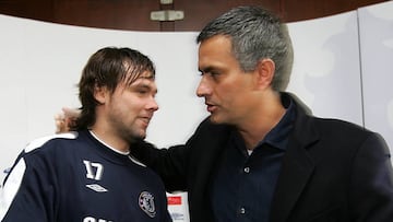 Maniche y Jos&eacute; Mourinho en la presentaci&oacute;n del jugador como futbolista del Chelsea en junio de 2006.