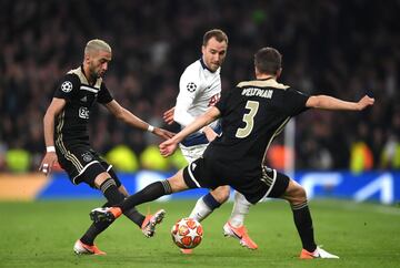 Tottenham, con Davinson Sánchez en la cancha, cayó en su casa ante Ajax en la semifinal de la Champions League. El gol de la victoria llegó a través de Van De Beek en el minuto 14.  
