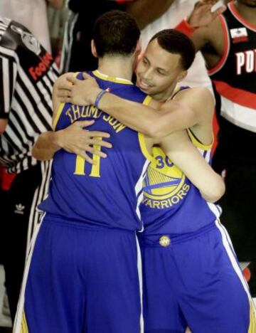 Stephen Curry abraza a Klay Thompson.