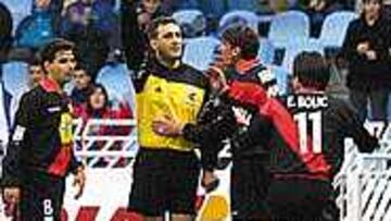 <b>SORPRENDIDO</B>. Bolic no entiende por qué le expulsó Puentes Leira.