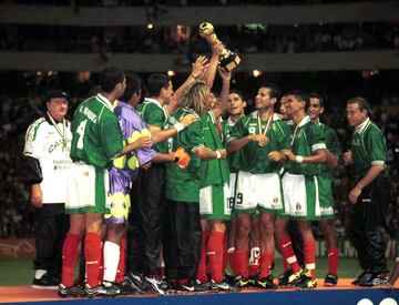 En 1999 ocurrió lo insólito: México, campeón en un torneo de FIFA. La Selección, dirigida por Manuel Lapuente, ganó el título de la Copa FIFA Confederaciones celebrada en nuestro país aquel año. En la final superaron 4-3 a Brasil, ante un Estadio Azteca efervescente, con goles de Miguel Zepeda, José Manuel Abundis y Cuauhtémoc Blanco, la gran figura del partido. El tanto final del 'Cuauh', sonorizado por el grito de Hugo Sánchez, es historia viva de nuestro fútbol.