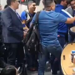 Personal de Cruz Azul agredió a reportero tras quedar eliminados