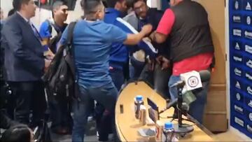 Personal de Cruz Azul agredió a reportero tras quedar eliminados