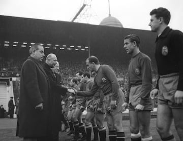 La Seleccin espa?ola puede presumir de haber tenido entre sus filas varios de los mejores jugadores de la historia, y Alfredo di Stefano es uno de ellos. Aunque naci en Argentina y tambin defendi sus colores, en 1957 disput su primer partido con la Seleccin, donde anot tres goles. Tras el debut llegaron 30 encuentros ms, en los que vio portera en 20 ocasiones. La gran mayora de estas internacionalidades fueron amistosos, pues Di Stfano no pudo demostrar su magia en una Eurocopa o Mundial. Los problemas de Argentina, que no estuvo presente en las Copas del Mundo de 1950 0 1954, y la lesin que le dej fuera de Chile 62 son los grandes puntos negros de su carrera.