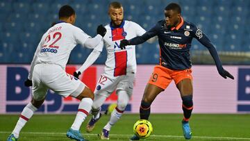 Paris Saint-Germain&#039;s French defender Abdou Diallo (L) and Paris Saint-Germain&#039;s Brazilian midfielder Rafinha (C) fight for the ball with Montpellier&#039;s British forward Stephy Mavididi during the French L1 football match between Montpellier 