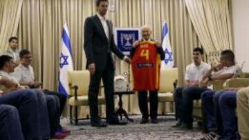 Pau Gasol y Sim&oacute;n Peres, posan con una camiseta de la Selecci&oacute;n.