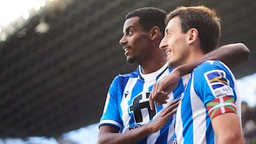 Mikel Oyarzabal con Alexander Isak celebran un gol de la Real.