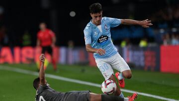 El centrocampista Hugo Álvarez, del Celta, escapa de Lucas Vázquez, del Real Madrid, durante el partido de la décima jornada de LaLiga EA Sports que Celta de Vigo y Real Madrid disputaron el pasado sábado en el estadio de Balaídos.