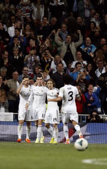 2-0. Gareth Bale celebra el segundo tanto con sus compañeros.