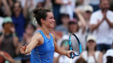 France's Lois Boisson celebrates after winning against France's Elsa Jacquemot at the end of their women's singles match on day 7 of the French Open tennis tournament on Court Simonne-Mathieu at the Roland-Garros Complex in Paris on May 30, 2025. (Photo by Dimitar DILKOFF / AFP)