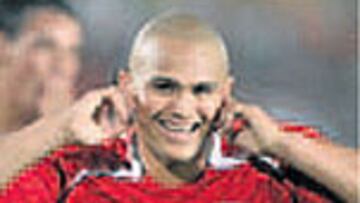 Suazo, delantero chileno.