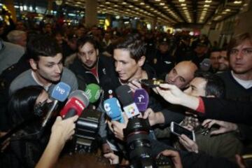 Fernando Torres llegó al Aeropuerto de Barajas en medio de un espectacular recibimiento por parte de la afición.