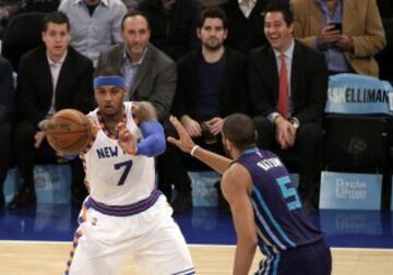 Carmelo Anthony observa el balón junto a Nicolas Batum de Charlotte Hornets.