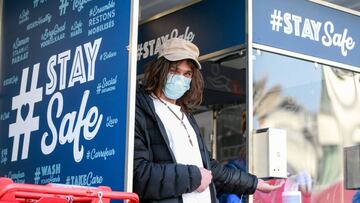 Brussels (Belgium), 10/04/2020.- A customer disinfects his hands at a disinfection unit, which was installed as a test project, at the entrance of a supermarket in Brussels, Belgium, 10 April 2020, during the coronavirus disease (COVID-19) pandemic. Each supermarket customer is asked to disinfect their hands before entering the store. Each person also receives a disinfectant wipe in order to clean their shopping basket. (Bélgica, Bruselas) EFE/EPA/STEPHANIE LECOCQ