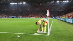 Spain's defender #12 Alejandro Grimaldo prepares to shoot a corner kick during the UEFA Euro 2024 Group B football match between Albania and Spain at the Duesseldorf Arena in Duesseldorf on June 24, 2024. (Photo by Alberto PIZZOLI / AFP)