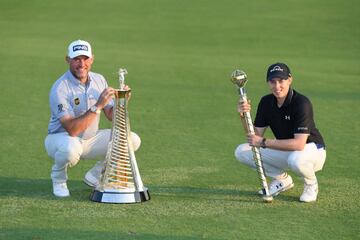 Lee Westwood, a la izquierda, y Matthew Fitzpatrick, a la derecha, posan con sus trofeos.