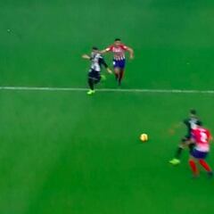 El VAR anuló un gol a Koke por una falta al inicio de la jugada