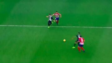 La falta a Rodrigo por la que el VAR anuló el gol de Koke.