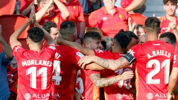 PALMA DE MALLORCA, 04/06/2023.- Los jugadores del Mallorca celebran el gol de Vedat Muriqi, durante el partido de la última jornada de Liga que el Mallorca y el Rayo Vallecano disputan este domingo en el estadio Son Moix de Mallorca. EFE/ Cati Cladera