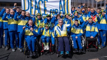 Los deportistas ucranianos, tras una pancarta en la que reclaman 'Paz para todos'.
