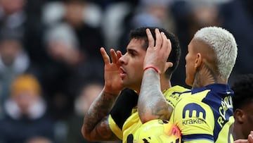 Soccer Football - Premier League - Newcastle United v Tottenham Hotspur - St James' Park, Newcastle, Britain - December 2, 2025 Tottenham Hotspur's Cristian Romero celebrates scoring their first goal with Richarlison REUTERS/Scott Heppell EDITORIAL USE ONLY. NO USE WITH UNAUTHORIZED AUDIO, VIDEO, DATA, FIXTURE LISTS, CLUB/LEAGUE LOGOS OR 'LIVE' SERVICES. ONLINE IN-MATCH USE LIMITED TO 120 IMAGES, NO VIDEO EMULATION. NO USE IN BETTING, GAMES OR SINGLE CLUB/LEAGUE/PLAYER PUBLICATIONS. PLEASE CONTACT YOUR ACCOUNT REPRESENTATIVE FOR FURTHER DETAILS..