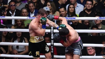 (L-R), John Ryder (ENG) and Saul -Canelo- Alvarez (MEX) during the fight "The King Coming Home" for the Super Middleweight titles, endorsed by the World Boxing Council (WBC), the World Boxing Organization (WBO), the World Boxing Association (WBA) and the International Boxing Federation (IBF), at Akron Stadium, on May 6, 2023.
<br><br>
(I-D), John Ryder (ENG) y Saul -Canelo- Alvarez (MEX)  durante la pelea "The King Coming Home" por los titulos Supermedio, avalados por el Consejo Mundial de Boxeo (CMB), la Organizacion Mundial de Boxeo (OMB), la Asociacion Mundial de Boxeo (AMB) y la Federacion Internacional de Boxeo (IBF), en el  Estadio Akron, el 06 de Mayo de 2023.